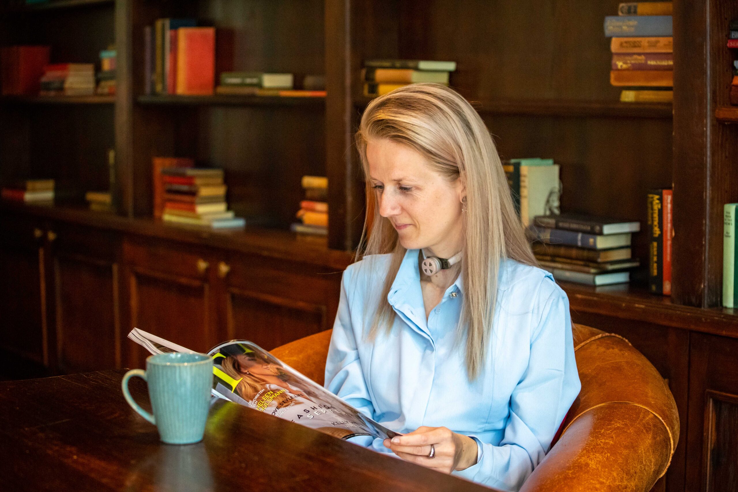 woman using freevent dualcare reading in cafe